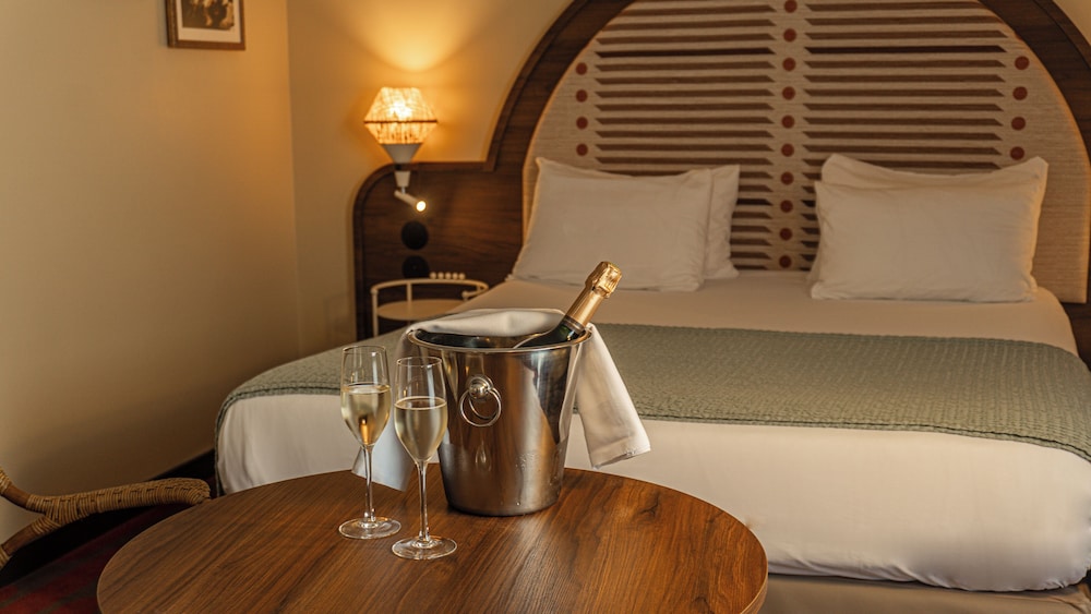 Junior Suite, 1 Double Bed with Sofa bed - Photo 1