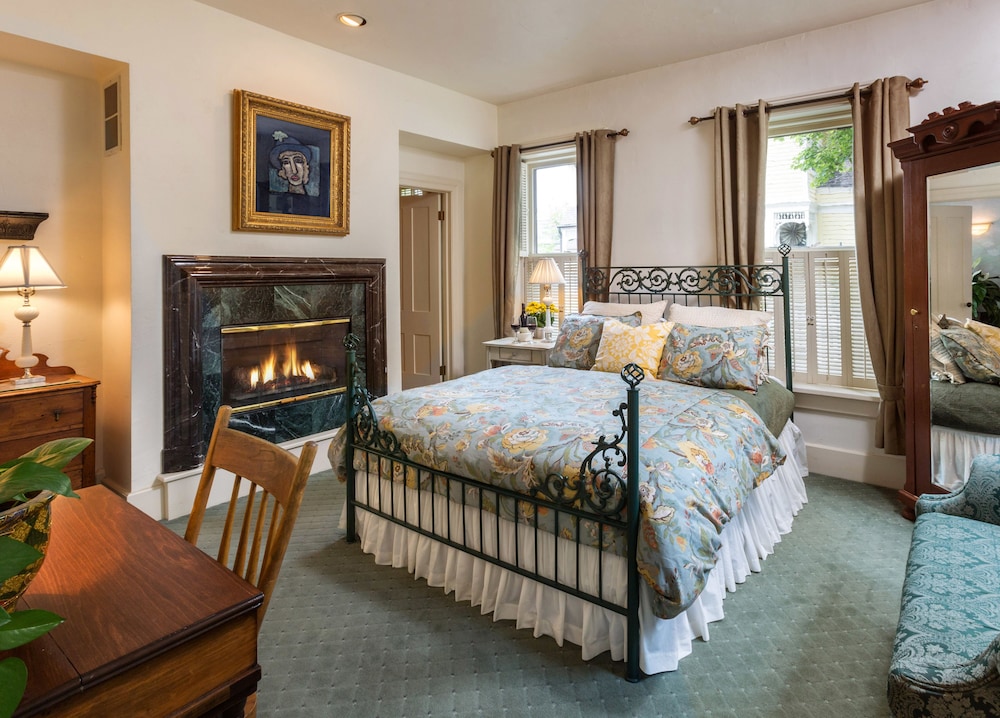 Room, 1 Queen Bed, Fireplace