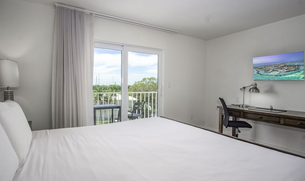 Standard Suite, 1 Bedroom, Balcony (King) - Photo 2