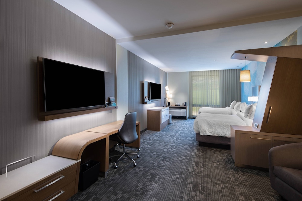 Suite, Multiple Beds (Mobility/Hearing Accessible, Tub)