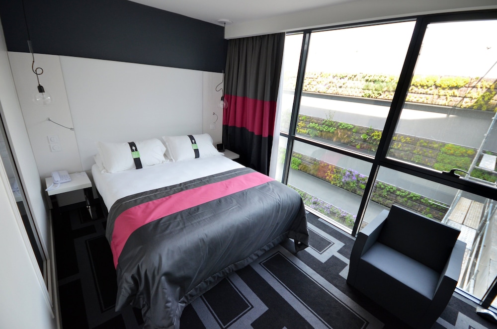 Standard Room, 1 Queen Bed (Bath/Shower Combo) - Photo 6