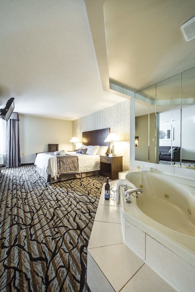 Deluxe King Suite with Jetted Tub-Separate Living Room - Photo 3