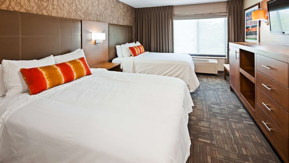 Suite, 2 Queen Beds, Non Smoking (Living Room) - Photo 1