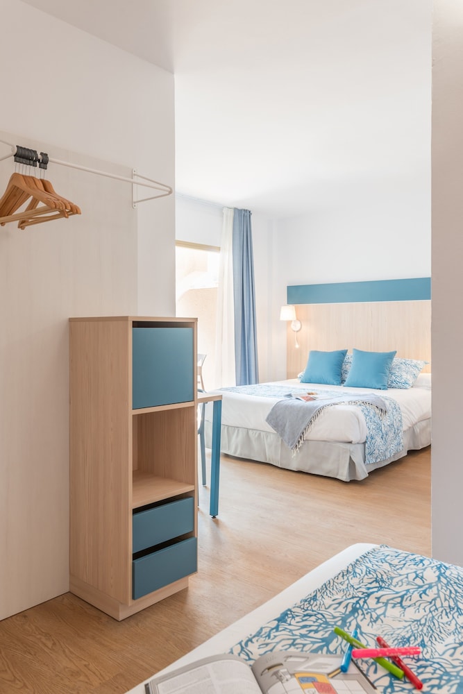 Habitación Triple Familiar, Balcón, Vista a la Ciudad