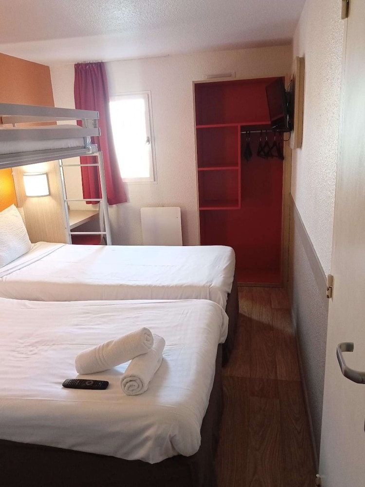 Standard Room, 3 Twin Beds - Photo 5