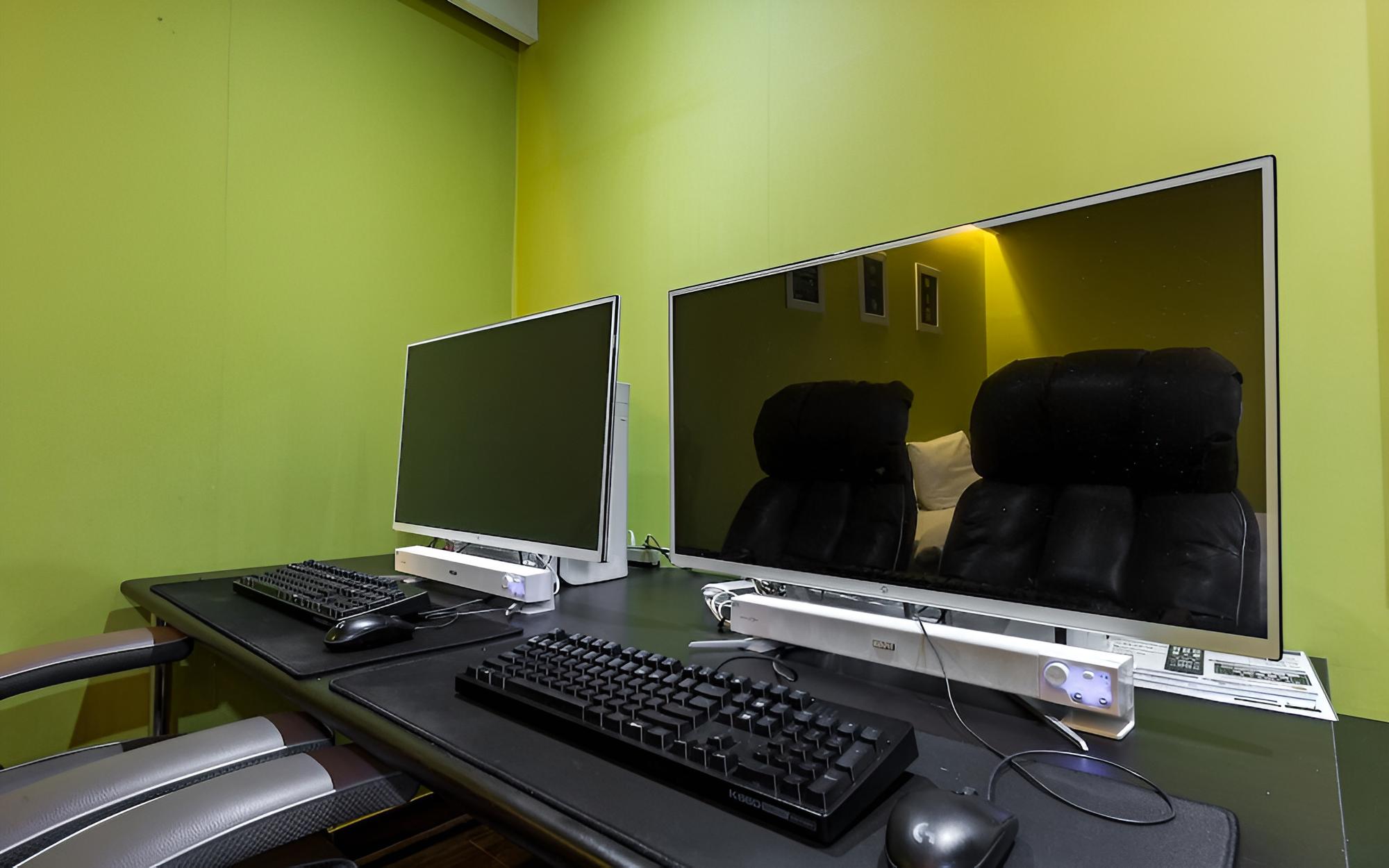 Room (Couple PC game room(No hard Netflix Y) photo 3