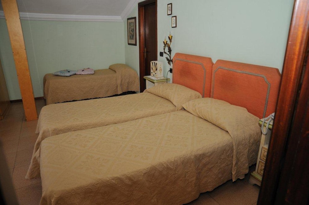 Economy Triple Room photo 1