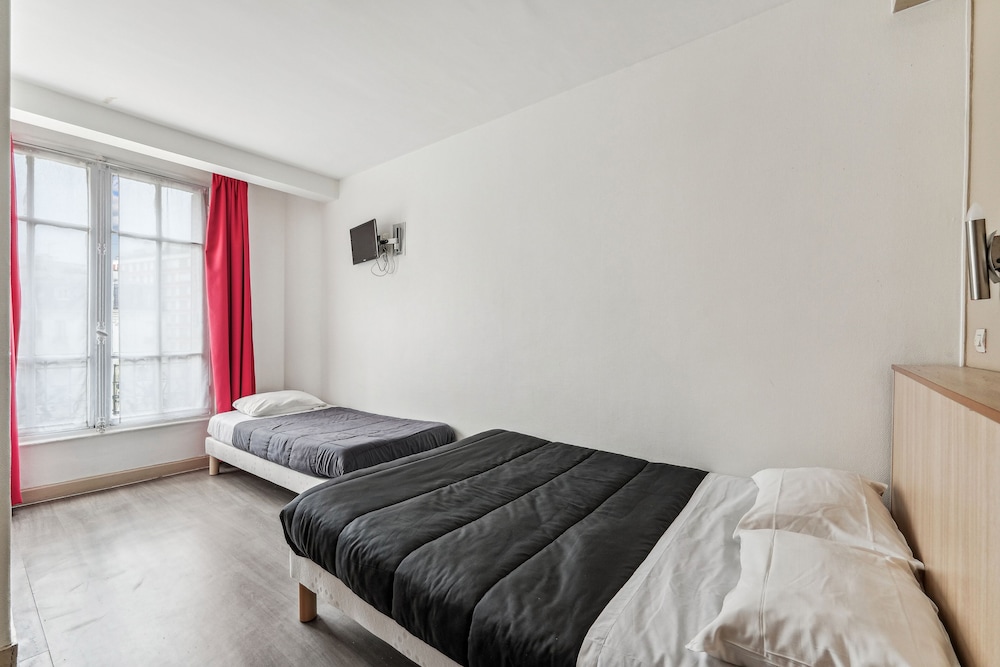 Classic Triple Room, Multiple Beds, Private Bathroom photo 2