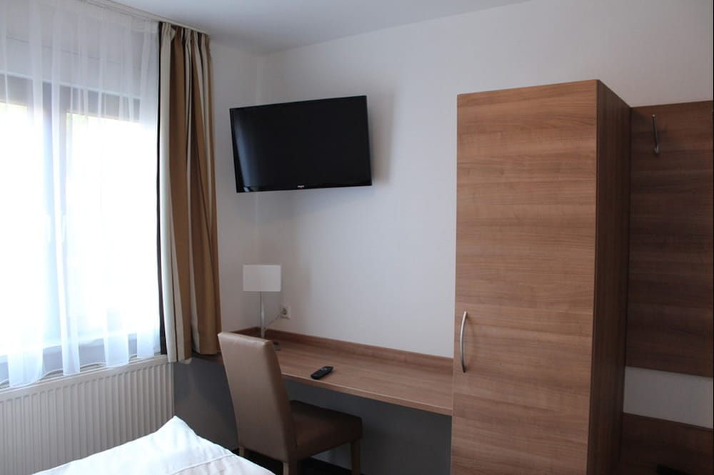 Basic Double or Twin Room - Photo 4