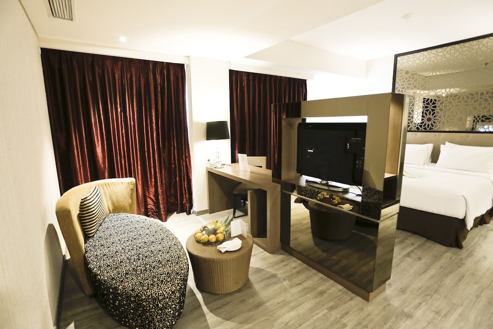 Junior Suite, 1 King Bed - Photo 5