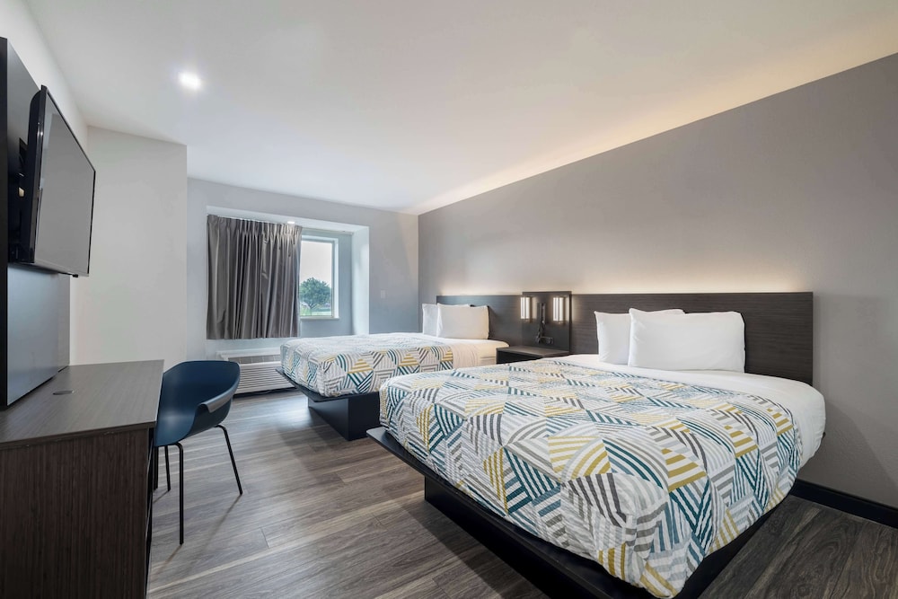 Deluxe Suite, 2 Queen Beds, Non Smoking, Refrigerator & Microwave photo 2