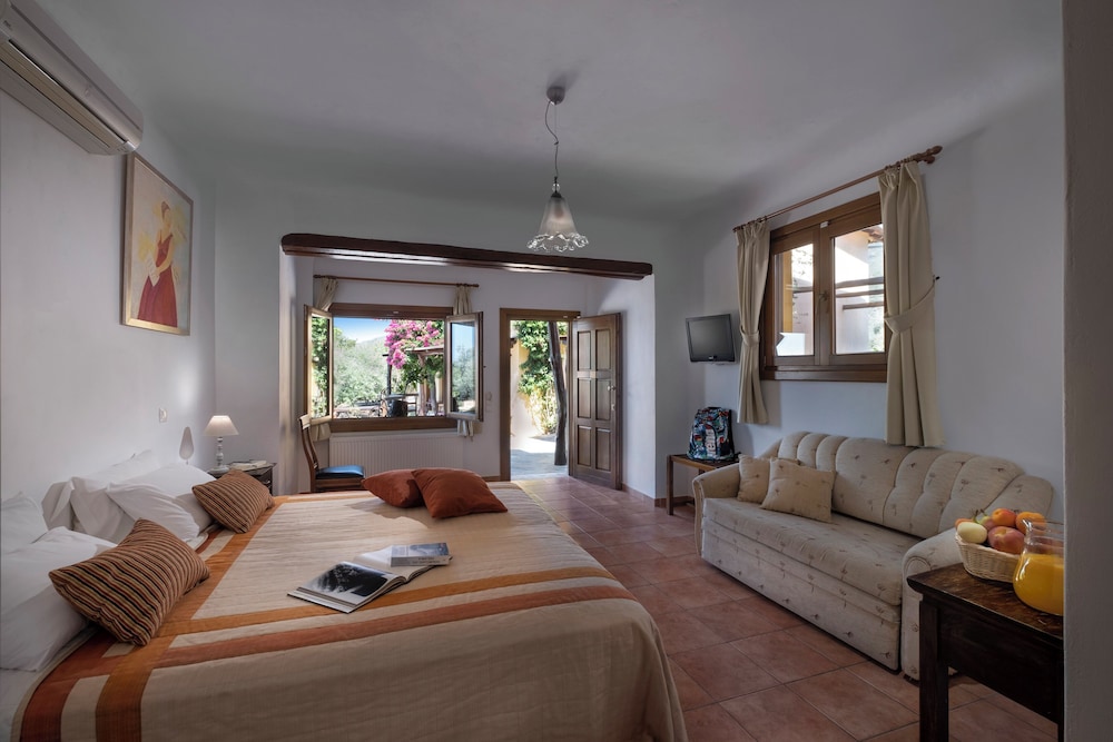 Family Room, Garden View