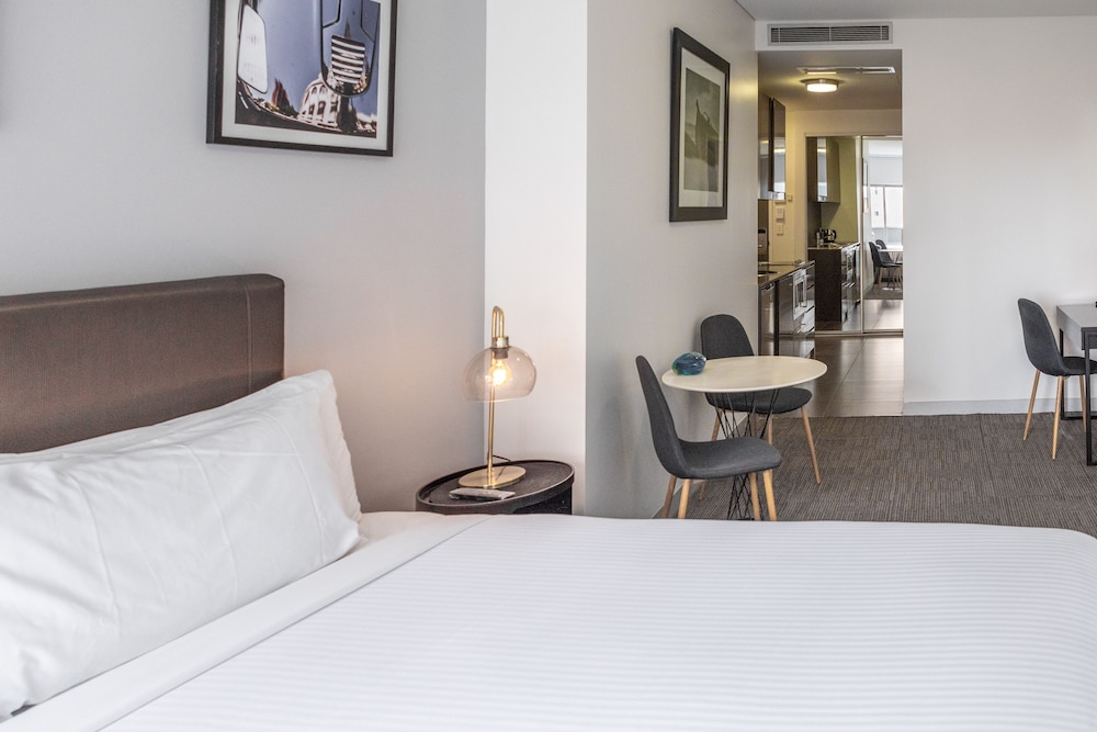 Studio Suite, 1 King Bed, Balcony photo 3