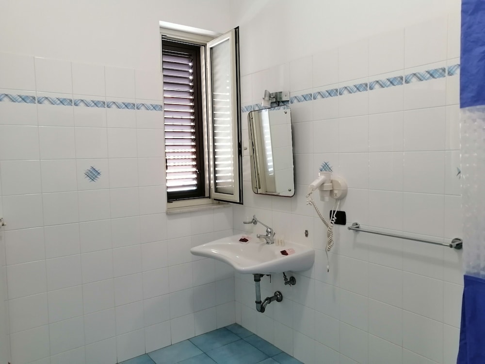 Basic Single Room photo 2