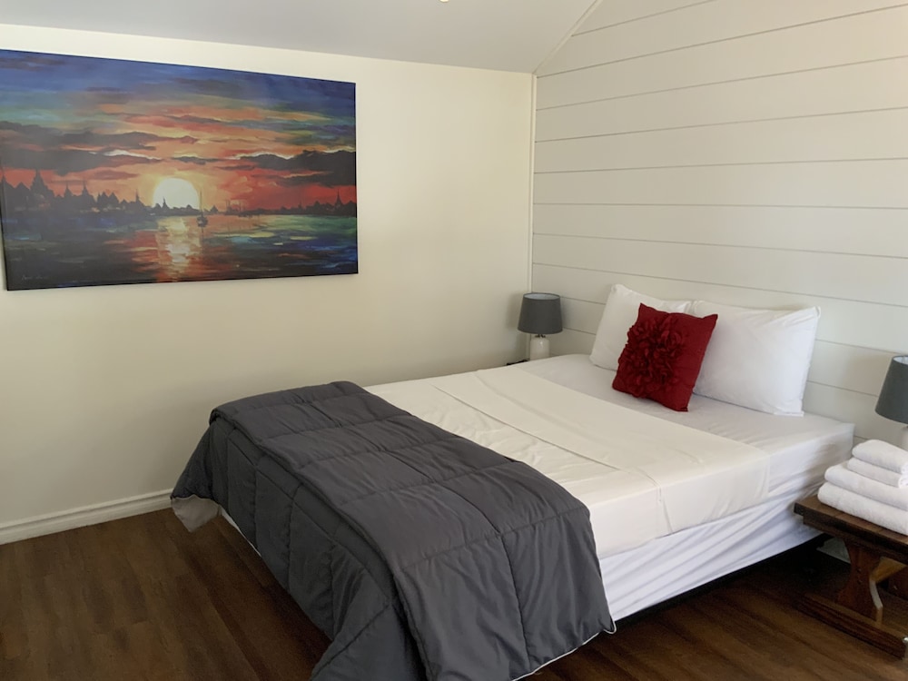 Standard Studio, 1 Queen Bed, Patio, Courtyard View (The Loon 9)