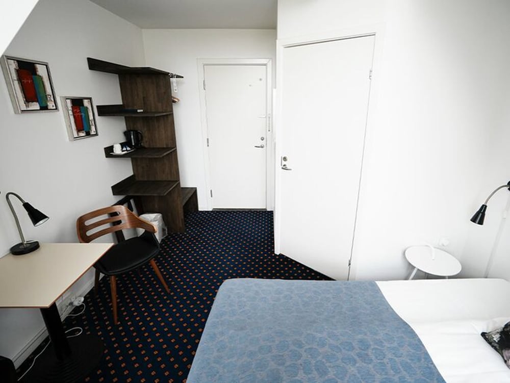 Economy Room, 1 Queen Bed (Hotel)