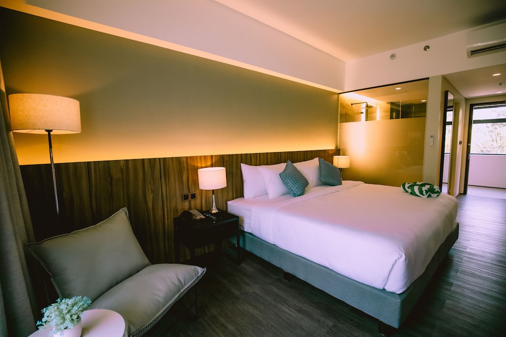 Premier Room, 1 King Bed - Photo 2