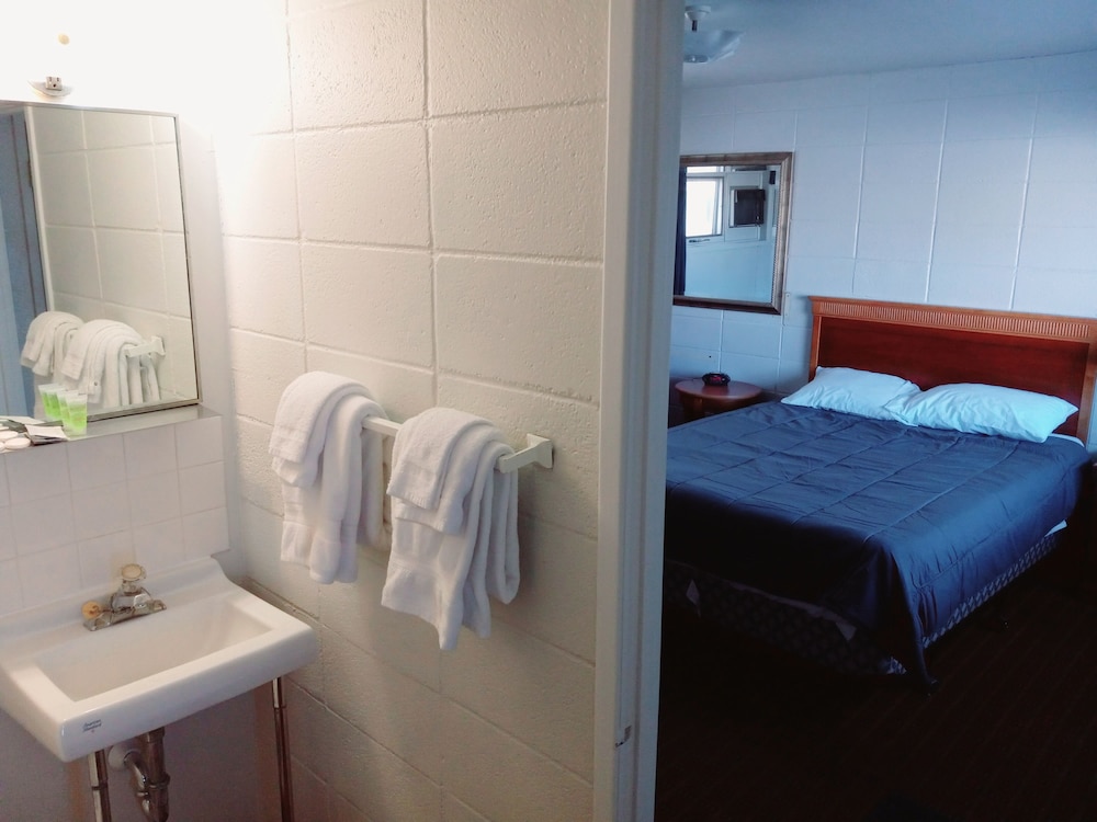 Standard Room, 1 Queen Bed photo 3