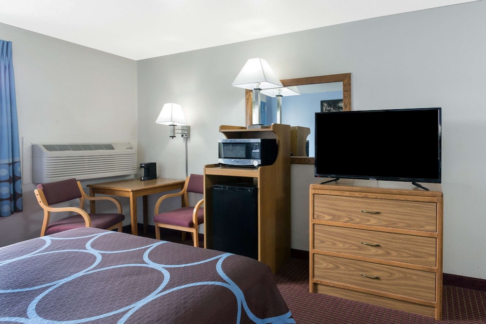 Room, 2 Queen Beds, Non Smoking (Pet Friendly) - Photo 4
