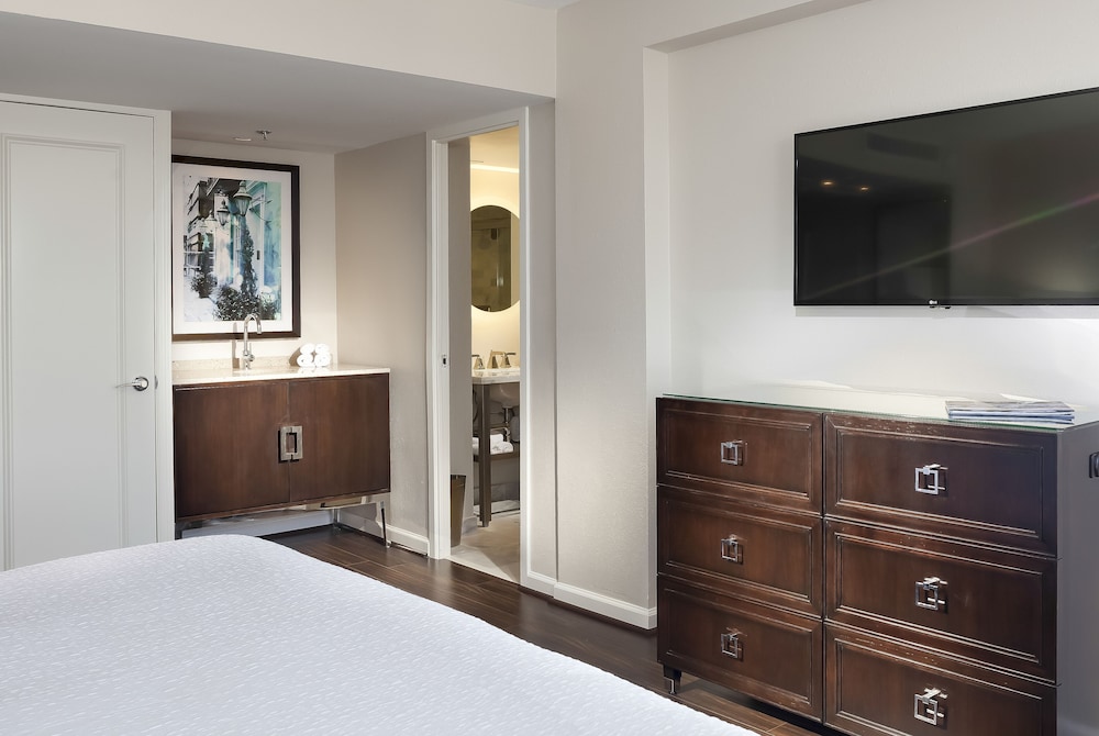 Executive Room, 1 King Bed, City View