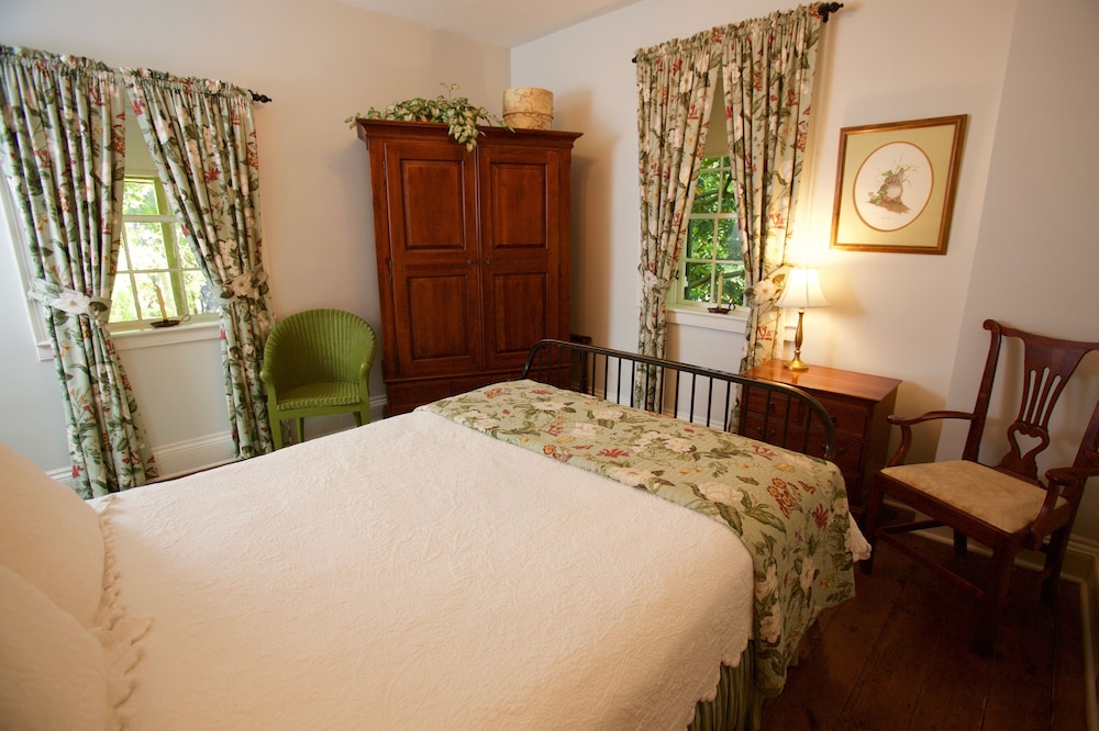 Room (203 Lucinda Blum Zevely)