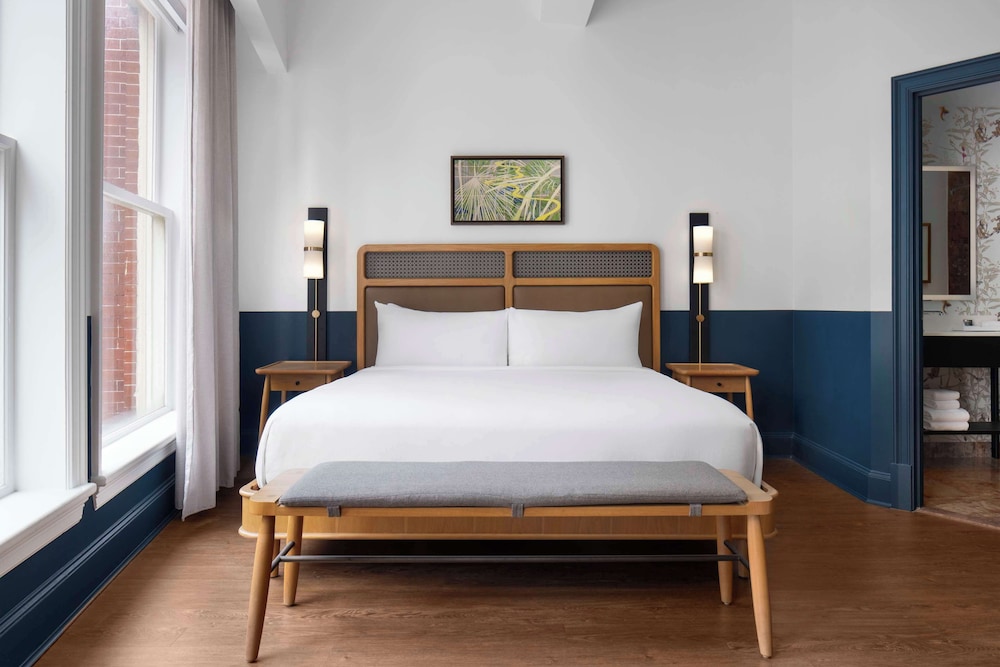 Deluxe Studio Suite, 1 King Bed, City View - Photo 4
