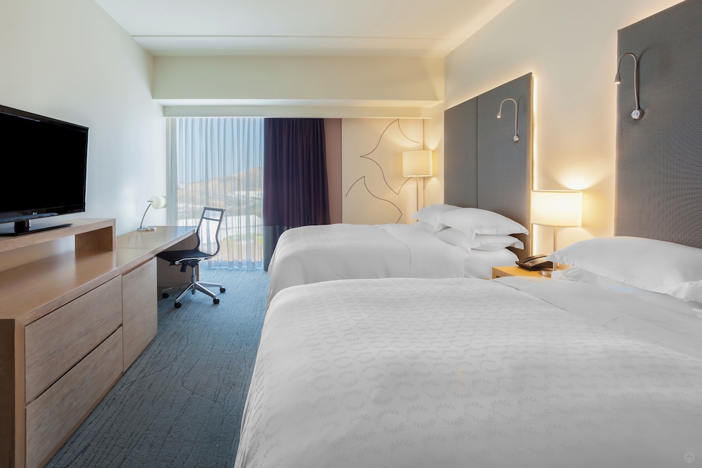 Room, 2 Queen Beds, Mountain View photo 2