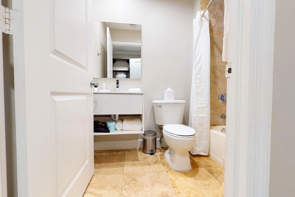 Executive Suite, 1 Bedroom, Kitchen - Photo 4