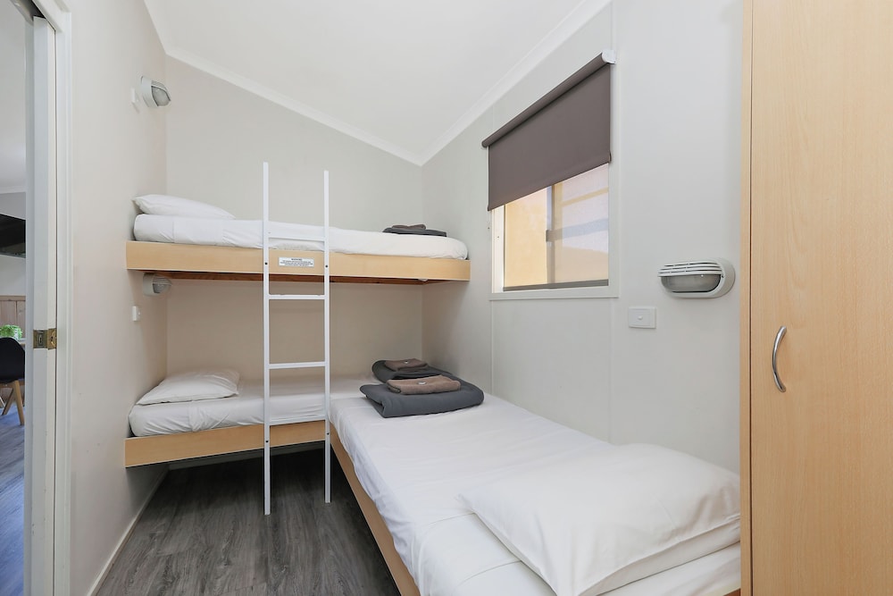 Deluxe Cabin - Sleeps 5 - Dog Friendly photo 1