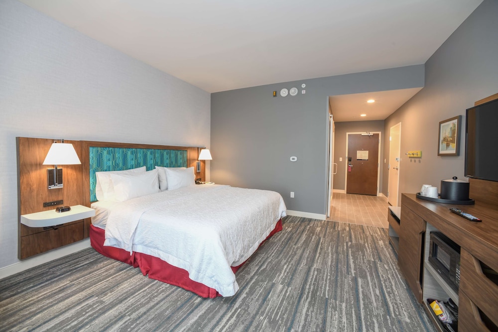 Room, 1 King Bed, Accessible, Bathtub - Photo 3