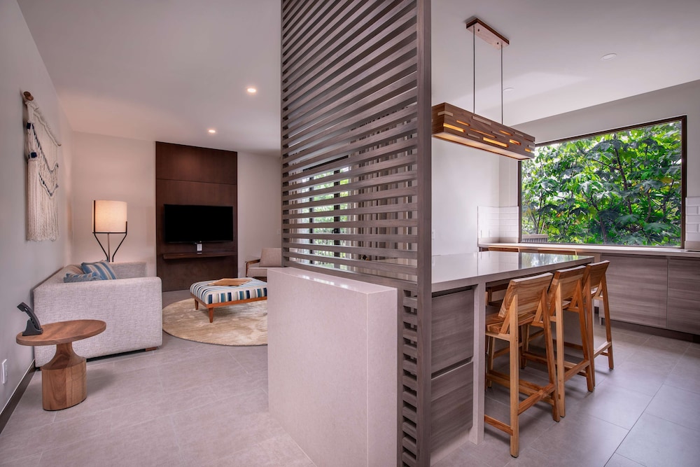 Suite, 3 Bedrooms - Photo 18