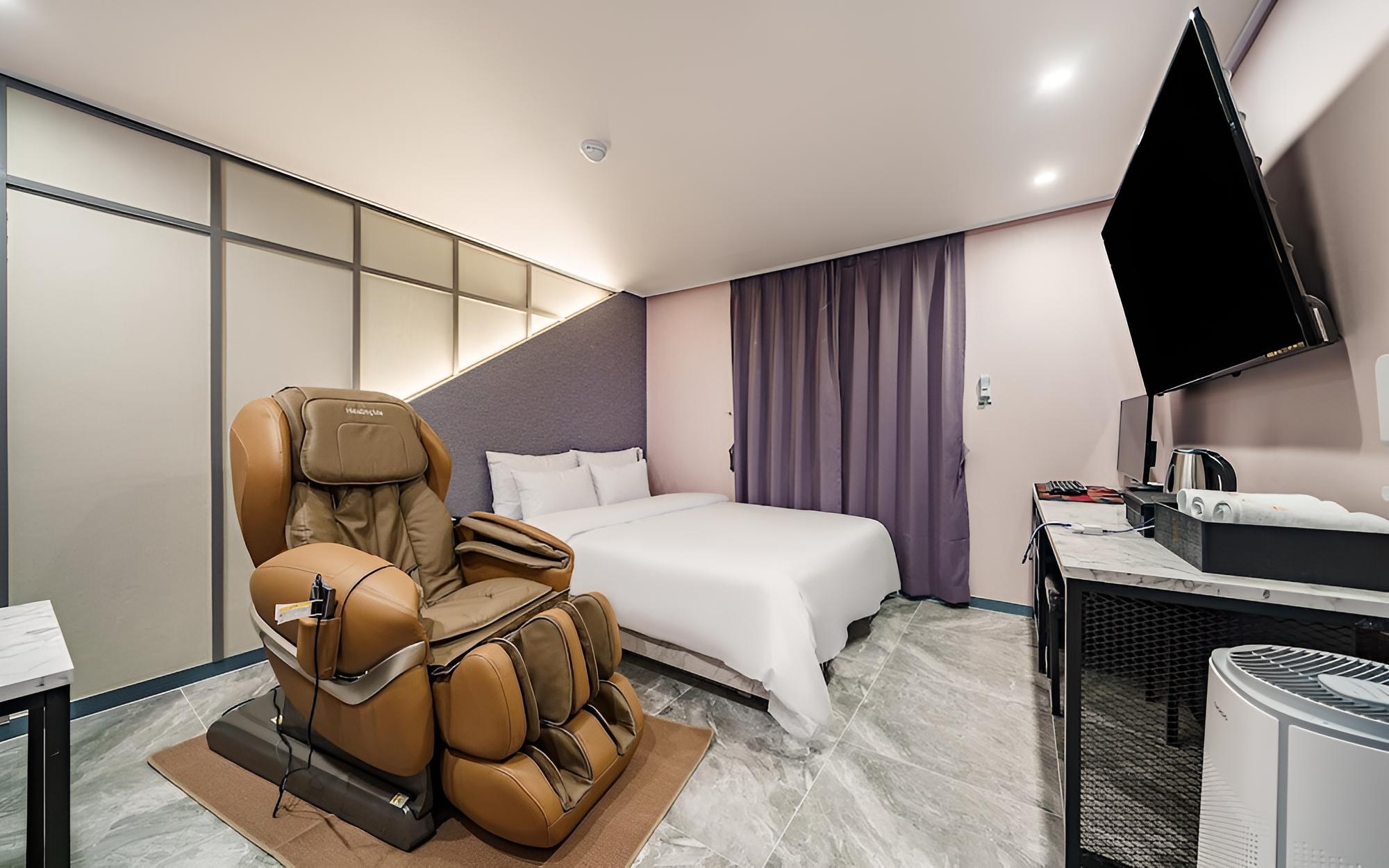Room (Premium - 65 inch TV - 1 PC - Massage) - Photo 1