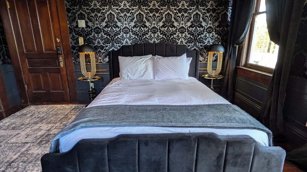 Romantic Room, 1 Queen Bed, Garden View (Not Pet Friendly) photo 2