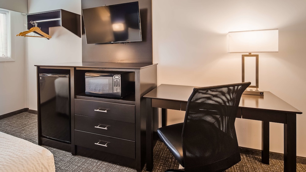 Standard Room, 2 Queen Beds, Non Smoking, Refrigerator & Microwave (Pet Friendly) - Photo 1