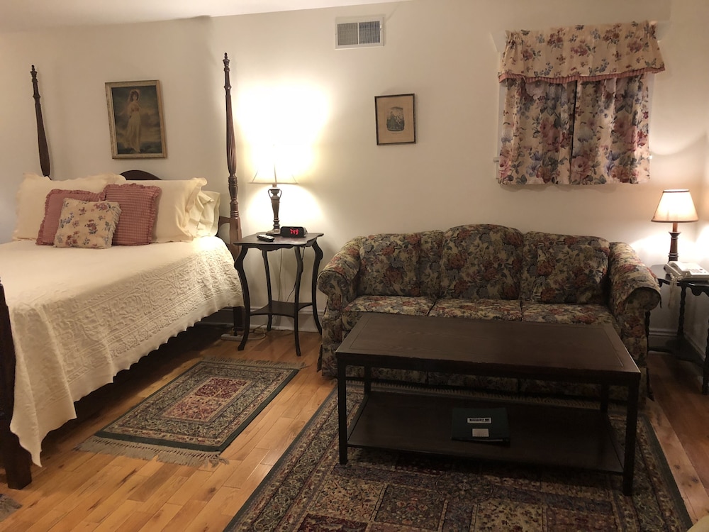 Luxury Quadruple Room, Hot Tub, Courtyard View (Buttercup Suite #9) - Photo 1