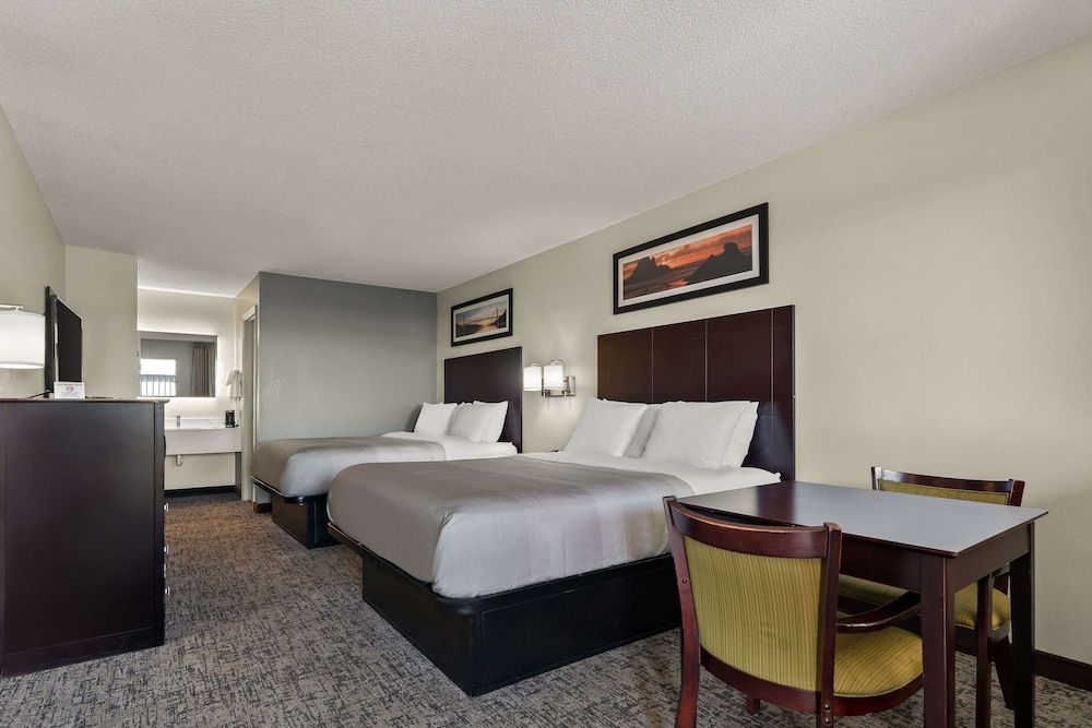 Standard Room, 2 Queen Beds, Non Smoking - Photo 1