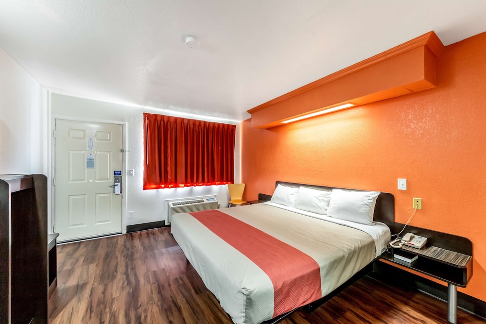 Standard Room, 1 King Bed, Smoking - Photo 3
