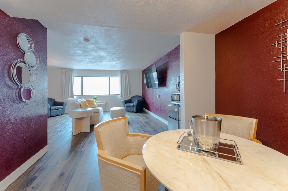 Deluxe Suite (Smoking) - Photo 5