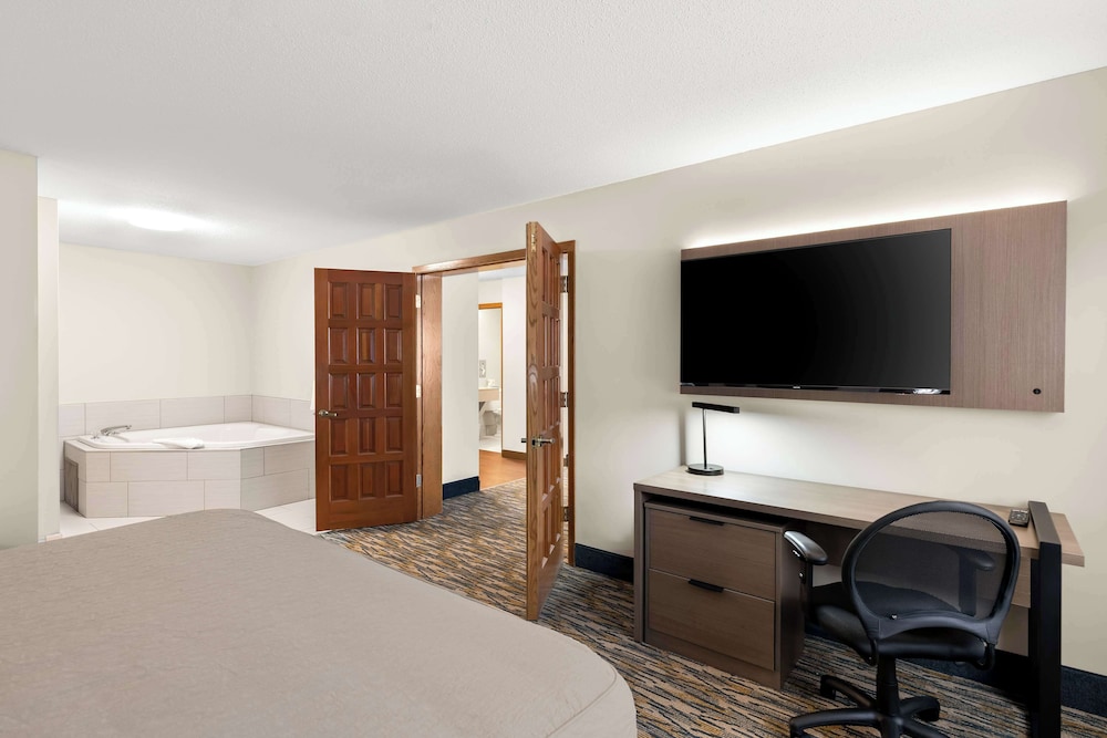 Suite, 1 King Bed, Non Smoking, Jetted Tub (with Sofabed) photo 3