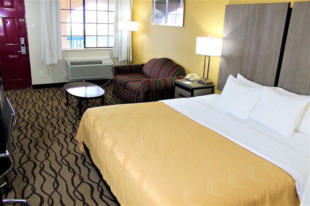 Standard Room, 1 King Bed, Non Smoking photo 3