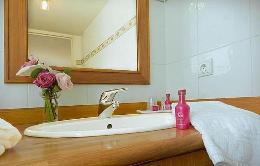 Standard Double or Twin Room, 1 Double or 2 Twin Beds photo 2