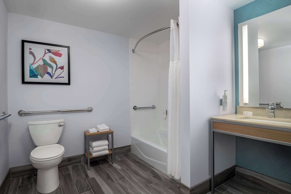 Junior Suite, Accessible, Microwave (Mobility and Hearing) - Photo 8
