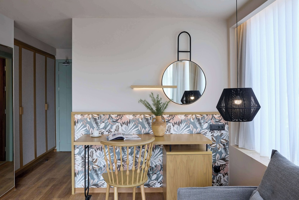 Junior Suite Inland View