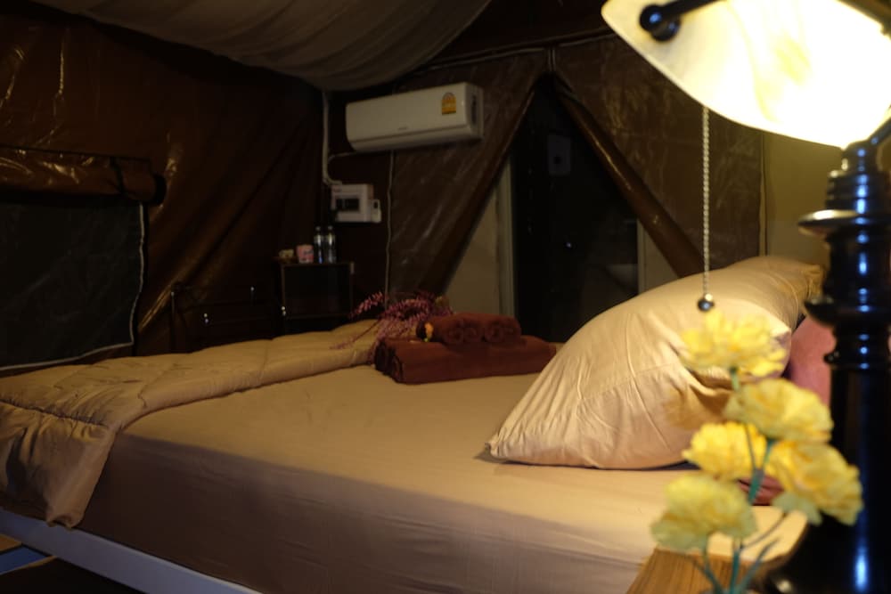 Deluxe Tent, 1 Queen Bed, Private Bathroom photo 3