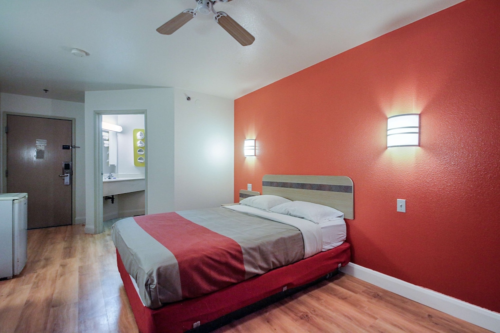 Deluxe Suite, 1 Queen Bed, Non Smoking, Hot Tub photo 3