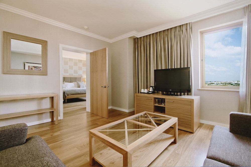 Deluxe Suite, 1 Bedroom - Photo 2