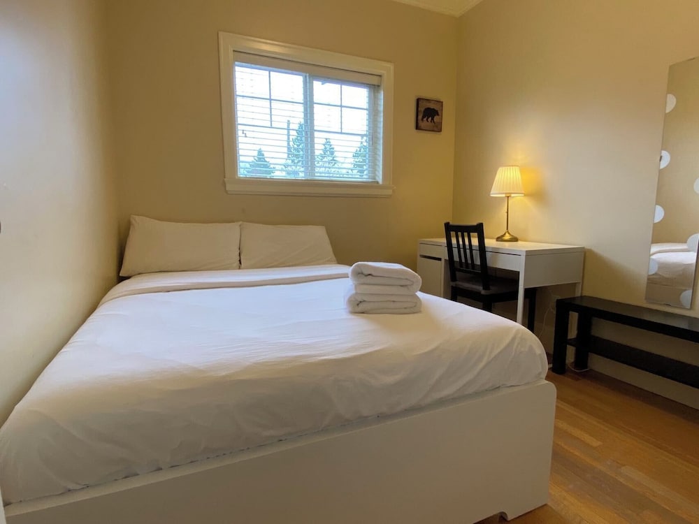 Classic Double Room, 1 Queen Bed, Shared Bathroom photo 3