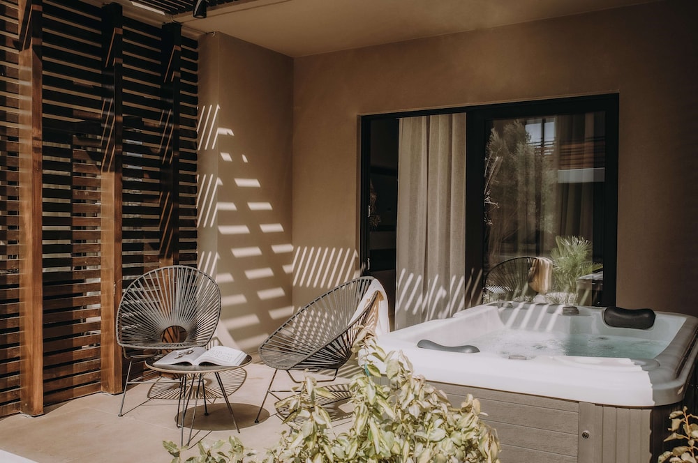 Suite with Jacuzzi photo 1