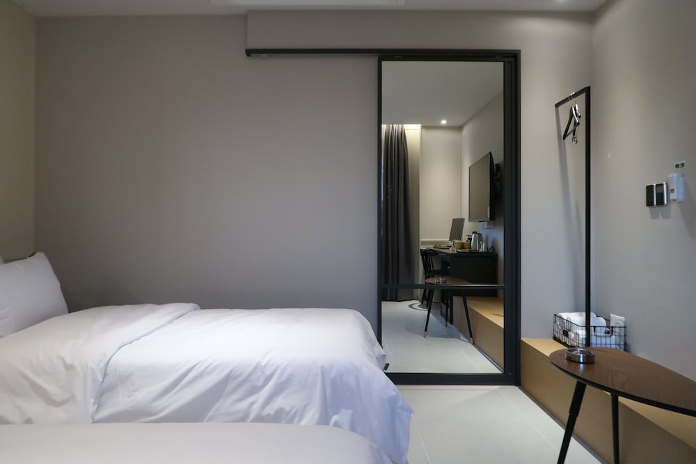 Basic Twin Room - Photo 7