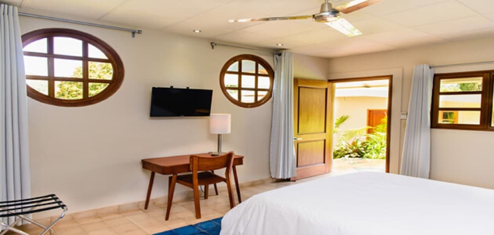 Deluxe Room, 1 Queen Bed (Queen Balcony Room) photo 2